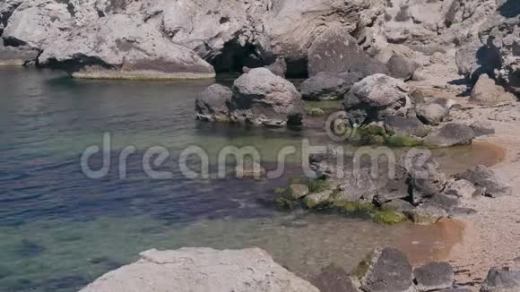 野生海湾的巨大石头和岩石视频的预览图