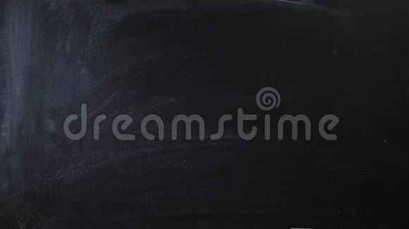 爱这个词写在黑板上标志写在粉笔板上男性用粉笔在视频的预览图