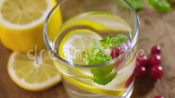 一杯冷水加入柠檬浆果加入冰块和薄荷关门视频的预览图