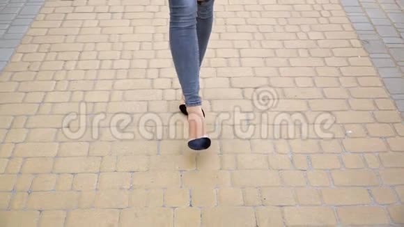 女人穿着高跟鞋的腿在路上慢动作视频的预览图