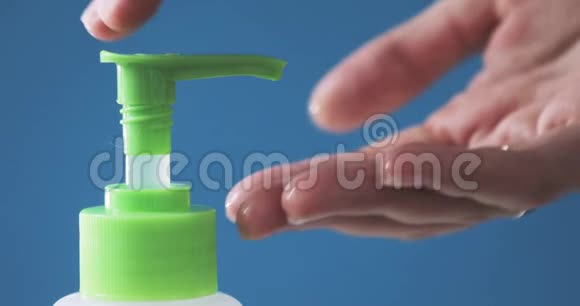 人按在配药瓶上用消毒液清洁双手特写视图视频的预览图