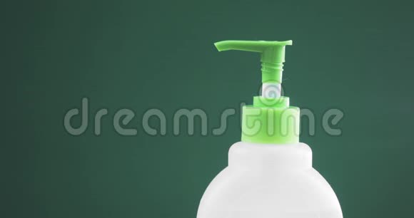 人清洁洗手液压在绿色背景上的配药瓶上视频的预览图