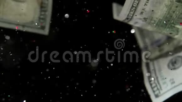 在4K的黑色背景上美元钞票的飞舞和闪光的混合视频的预览图