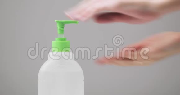 人用洗手液压在配药瓶上近距离观看视频的预览图