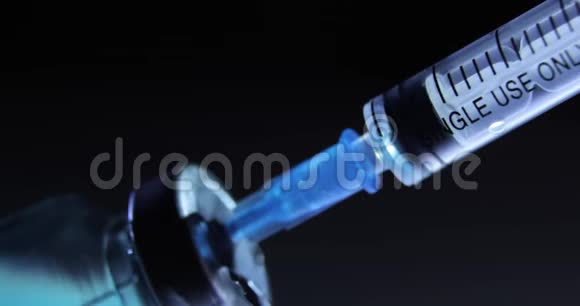 将蓝色药剂冠状病毒疫苗打入注射器COVID19大流行视频的预览图