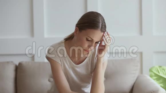 担心不安全的女士想到独自坐在家里的问题视频的预览图