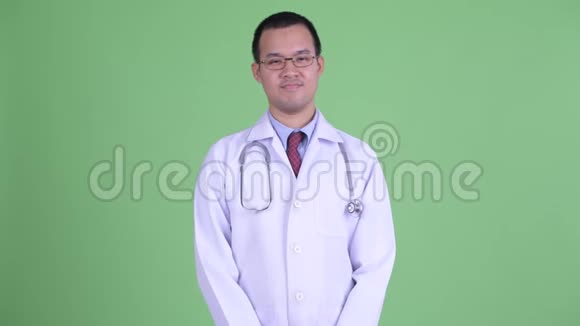 戴眼镜的快乐亚洲男医生正在接受采访视频的预览图