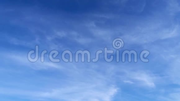 明亮美丽的蓝天背景或纹理柔和的云视频的预览图