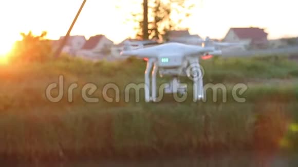 无人机在河上拍摄日出视频的预览图