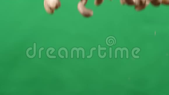 腰果在绿色背景上上下飞行用腰果烹饪健康食品视频的预览图