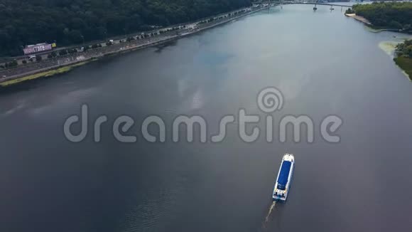 用水上运输摩托艇拍摄美丽的海港视频的预览图