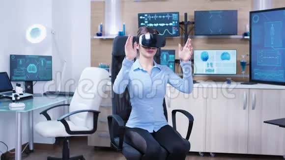 在未来诊所使用虚拟现实护目镜的女医生视频的预览图