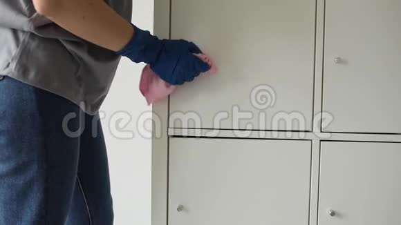 一个戴着蓝手套的人洗了房子的橱柜视频的预览图