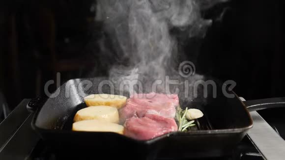 超级慢动作食物烹饪镜头土豆和肉在烤架上煮熟餐厅厨师烹饪美味的烧烤视频的预览图