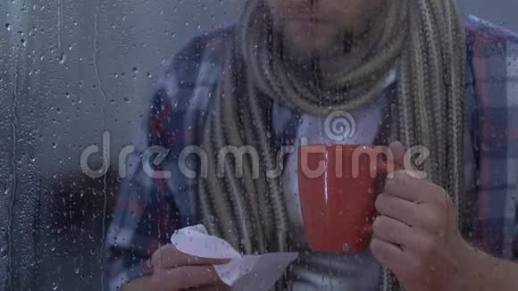 中年男性患流感喝茶打喷嚏接种流感疫苗视频的预览图