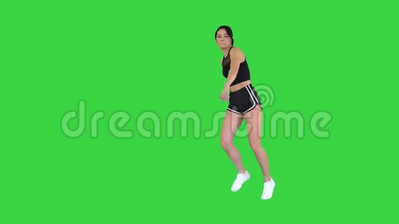 热b女孩在绿色屏幕上跳舞Chroma键视频的预览图