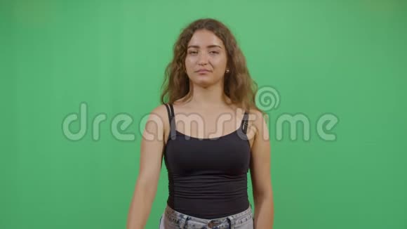 女人用紧拳抗议视频的预览图