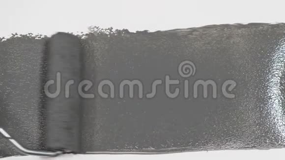 滚筒粉刷墙面灰色油漆泛白快关门视频的预览图