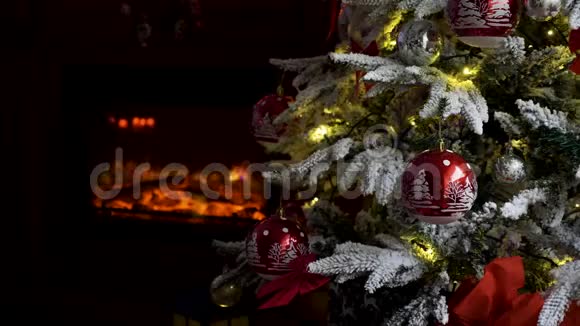 装饰华丽的圣诞树和壁炉视频的预览图