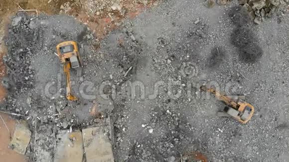 空中俯视两台挖掘机向下移动的拆除场地视频的预览图