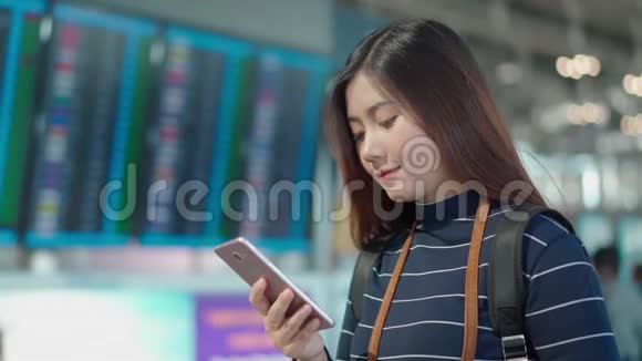 年轻漂亮的女旅客在机场办理登机手续视频的预览图