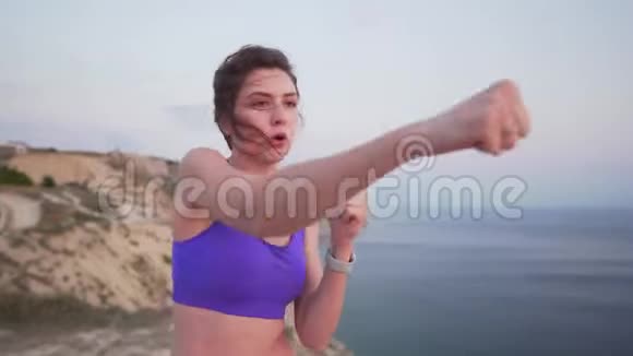 漂亮的女运动员在文胸的背景下没有手套的海上拳击健身健康生活方式和运动视频的预览图
