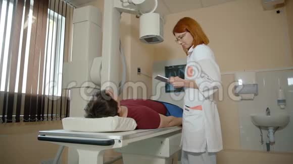 病人躺在床上做x光检查视频的预览图