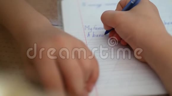 一个在英语课上做作业的女孩的特写视频的预览图