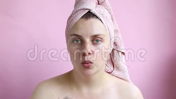 美丽的年轻女子洗完澡拿着毛巾看着镜头亲吻视频的预览图