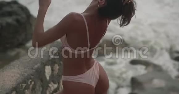 海滩上穿比基尼的美女视频的预览图