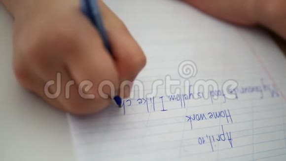 一个在英语课上做作业的女孩的特写视频的预览图