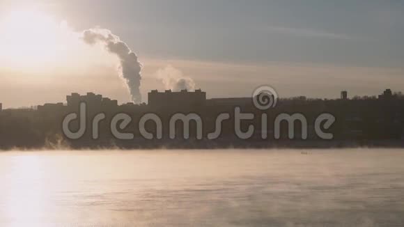 城市和河流带着薄雾视频的预览图