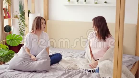 十几岁的女孩争吵朋友争吵视频的预览图