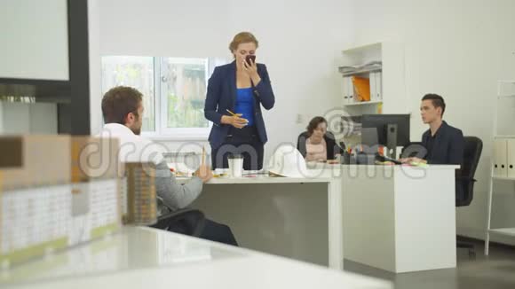 女人在电话里聊天在桌子上找东西视频的预览图
