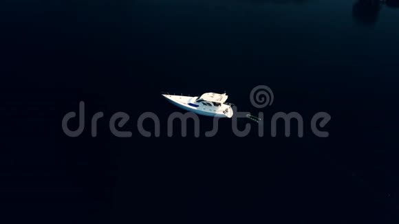 夏天在Dnipro河上绕着游艇飞行空中无人机镜头视频的预览图