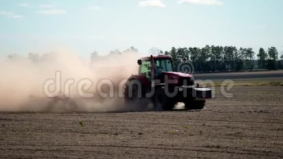 拖拉机耙地的全景农用拖拉机播种和耕作田拖拉机在田间作业视频的预览图