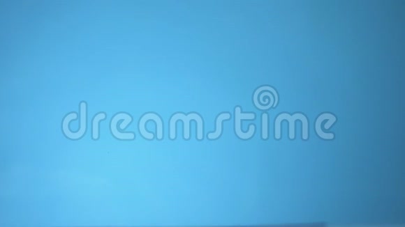 手机掉进水里特写镜头蓝色背景视频的预览图
