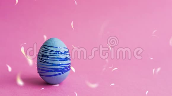 粉色背景的蓝色复活节彩蛋视频的预览图
