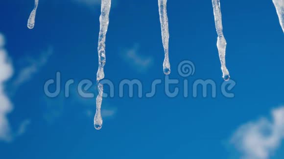 在一片明亮的蓝天上用白色的云覆盖着长长的大冰柱视频的预览图