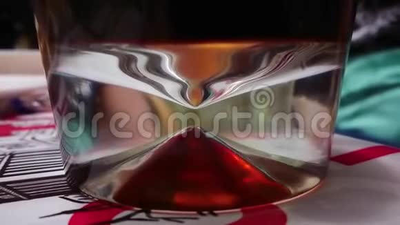 浅红色背景三角玻璃酒杯内的抽象图像视频的预览图
