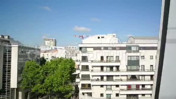 带写字楼和公寓的巴黎城市景观视频的预览图