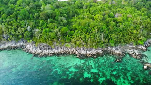 鸟瞰热带岛屿丛林茂盛水绿松石视频的预览图