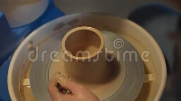 陶器工艺女孩做手工花瓶视频的预览图