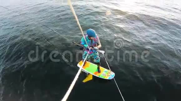 一个穿泳装的人正在玩风筝板视频的预览图