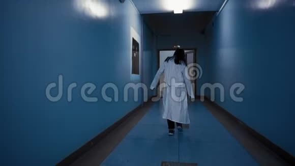 僵尸穿着白色外套走在黑暗的走廊上从后面看视频的预览图