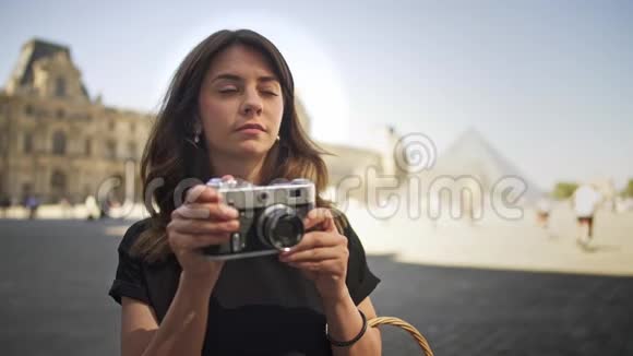 巴黎法国2019年4月慢动作的年轻女子在卢浮宫博物馆的背景上用摄像机拍照视频的预览图