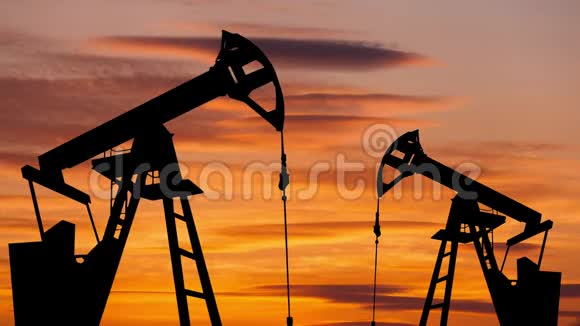 日落背景上的油泵世界石油工业时光流逝视频的预览图
