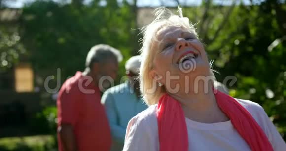 活跃的高加索老年妇女在养老院花园微笑的正面景色视频的预览图