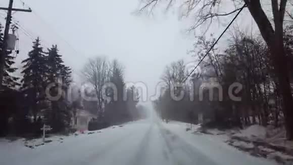较轻版本驾驶冬季雪风暴在住宅郊区的日子司机视角POV雪雪暴雪视频的预览图