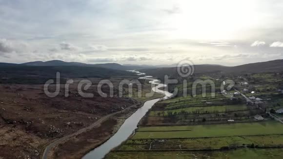 在爱尔兰唐加尔的杜卡里和莱特马卡瓦德之间的格维巴拉河的鸟瞰图视频的预览图